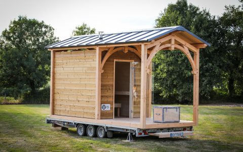 Le sauna dans un écrin de verdure