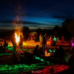 Le sauna au bord du feu de camp lors d'une soirée entre amis et en famille