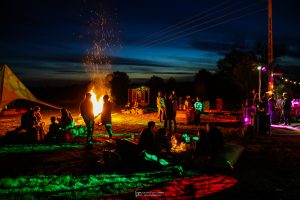 Le sauna au bord du feu de camp lors d'une soirée entre amis et en famille