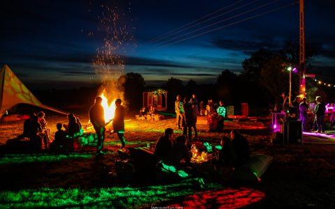 Le sauna au bord du feu de camp lors d'une soirée entre amis et en famille